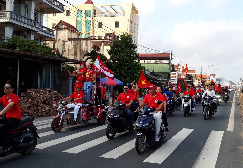 Do thời tiết rất mát mẻ nên rất thuận lợi cho các cổ động viên diễu hành cổ vũ đội tuyển.