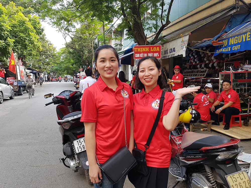 Một số cổ động viên nữ rất xinh đẹp cũng tham gia diễu hành cổ vũ đội tuyển.