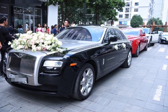 Đoàn xe rước dâu có 2 siêu xe Rolls-Royce Phantom, mỗi chiếc có giá khoảng hơn 20 tỷ đồng. Ảnh: MT.