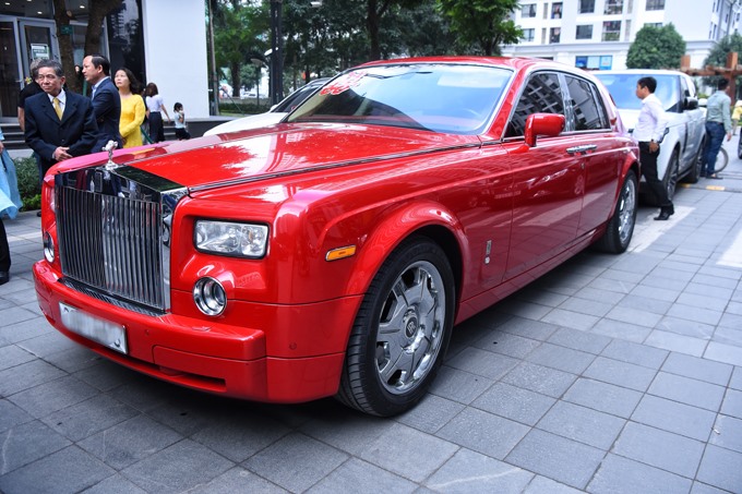 Đoàn xe rước dâu có 2 siêu xe Rolls-Royce Phantom, mỗi chiếc có giá khoảng hơn 20 tỷ đồng. Ảnh: MT.