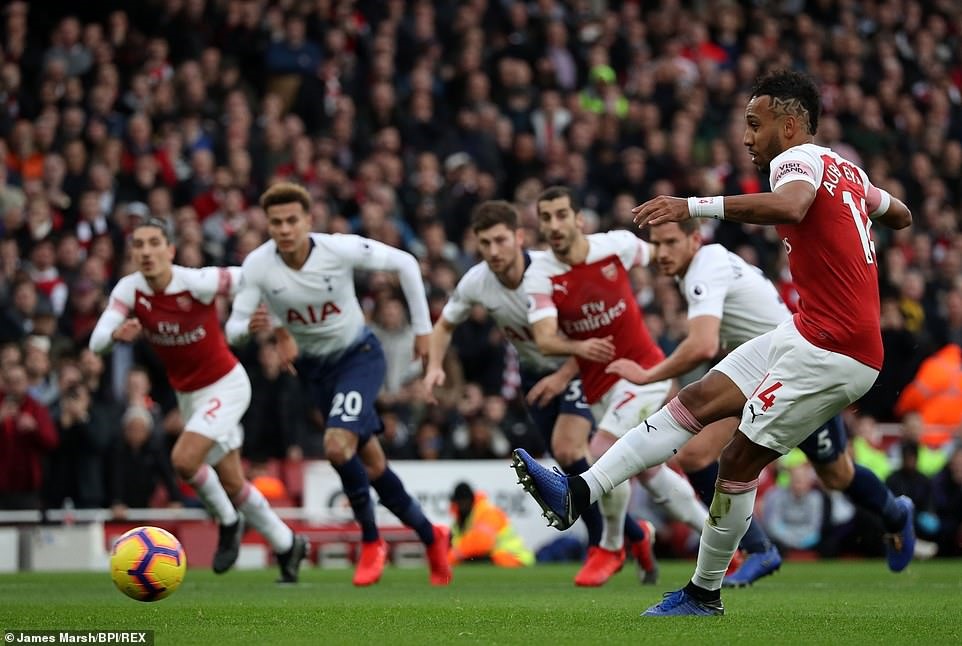 Quả đá phạt đền thành công của Aubameyang. Ảnh: BPI