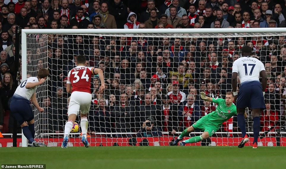 Harry Kane (áo trắng bên trái) đưa Tottenham dẫn trước 2-1. Ảnh: BPI