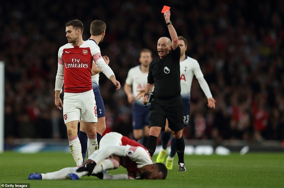 Trọng tài Mike Dean dứt khoát với quyết định cho Vertonghen ra nghỉ sớm. Ảnh: Getty Images.