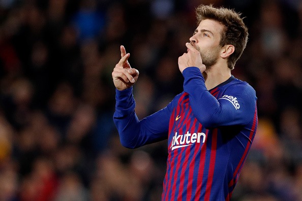 Pique đánh đầu mở tỉ số cho Barca (Ảnh: Getty)