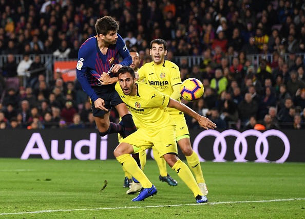 Pique đánh đầu mở tỉ số cho Barca (Ảnh: Getty)