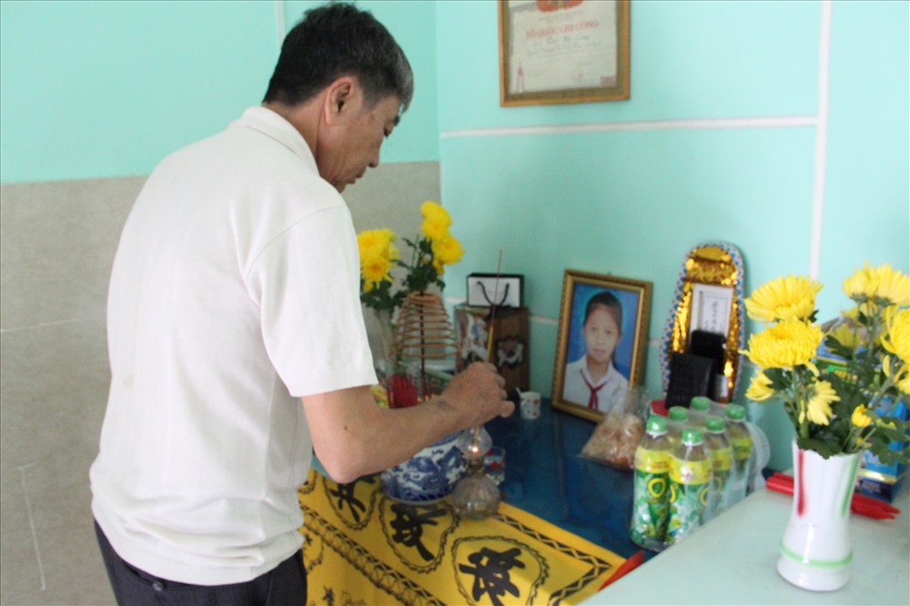 Ông Trần Văn Hoàng bần thần trước bàn thờ con.