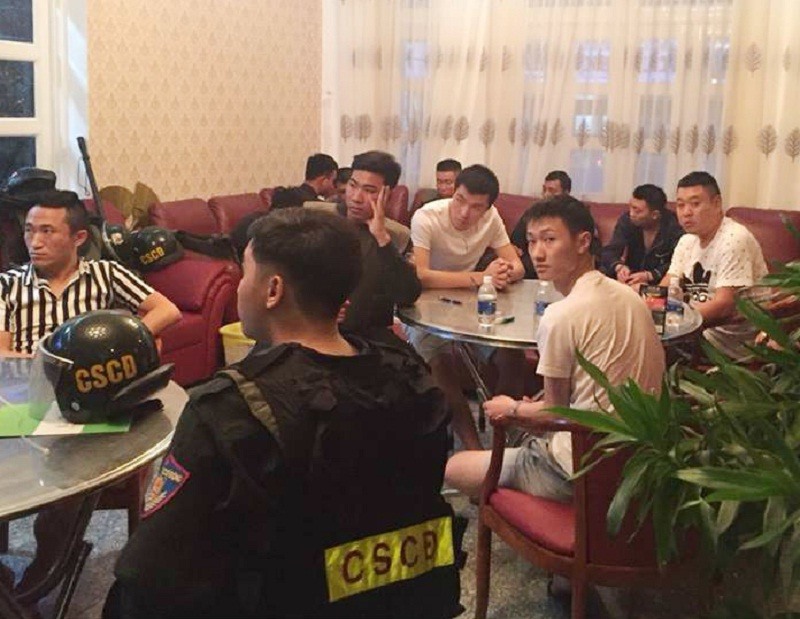 Các đối tượng bị lực lượng công an bắt quả tang khi đang thực hiện các hành vi phạm pháp tại Vũng Tàu (Ảnh chụp từ clip)