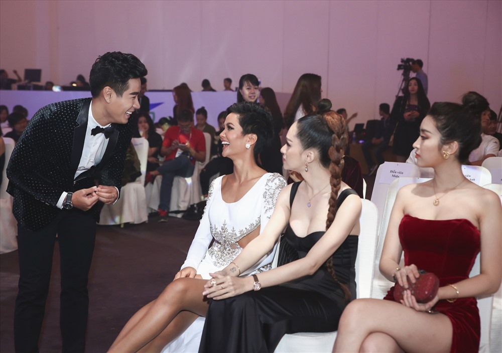 MC Nguyên Khang hỏi chuyện các người đẹp.