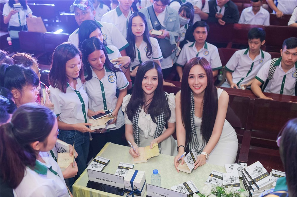 Người đẹp hào hứng giao lưu với các bạn trẻ, cũng như mong muốn được chia sẻ những trải nghiệm của bản thân.