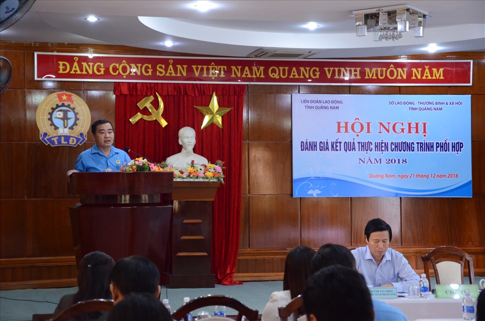 Ông Phan Xuân Quang - Chủ tịch LĐLĐ tỉnh Quảng Nam; ông Huỳnh Tấn Triều - Giám đốc Sở LĐ-TB&XH tỉnh Quảng Nam - đồng chủ trì Hội nghị. Ảnh: Đ.V