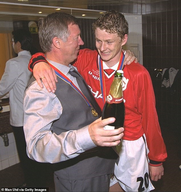 Solskjaer và Sir Alex có mối quan hệ rất thân thiết. Ảnh: Getty.