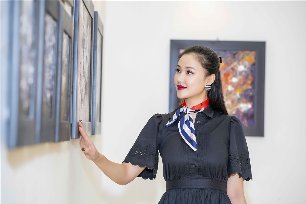 May A bày tỏ sự ngạc nhiên và thích thú với cac tác phẩm của Cao Minh Tiến.