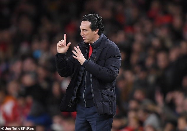 Emery đang dần cạn niềm tin với Ozil. Ảnh: Rex.