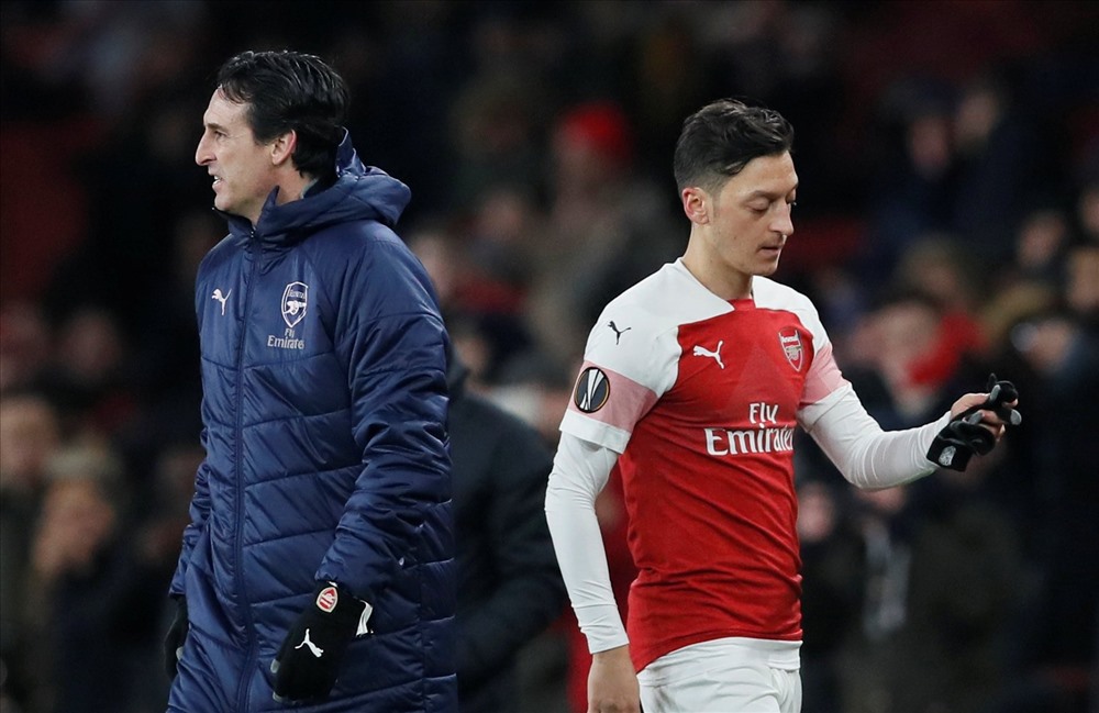 Ozil nên tự nắm lấy quyền quyết định tương lai tại sân Emirates. Ảnh: Goal.