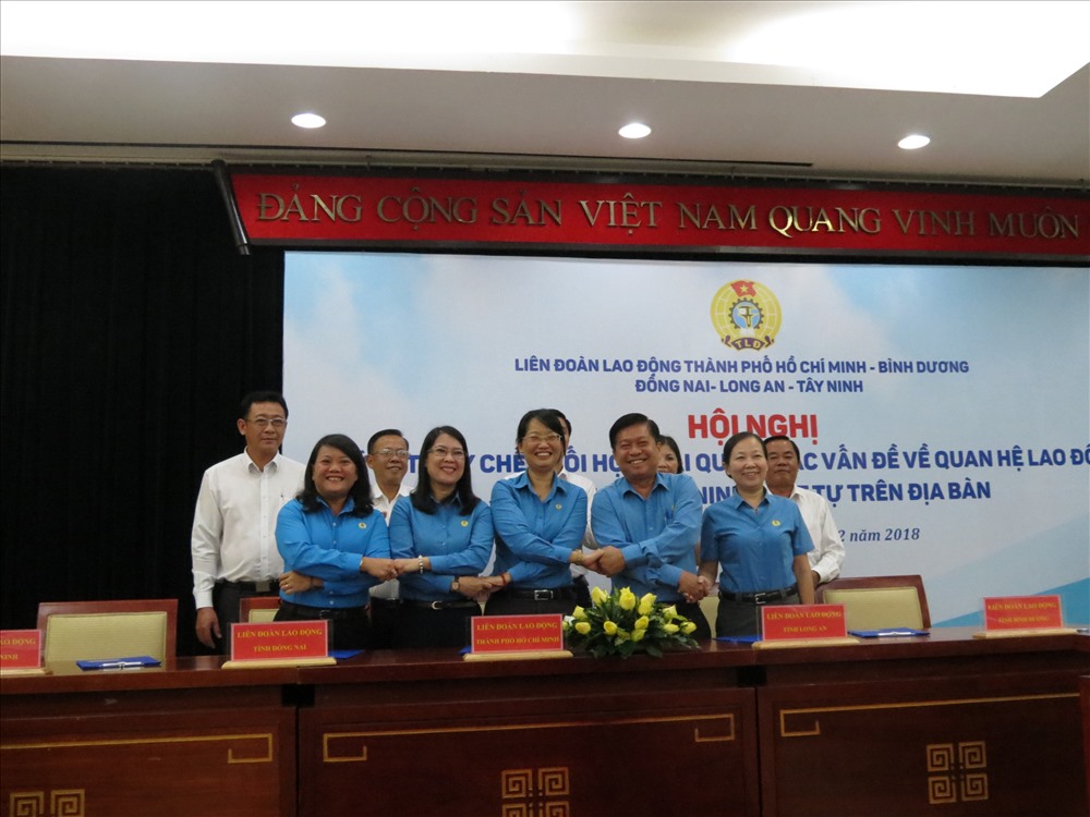 5 đại diện LĐLĐ các tỉnh ký kết quy chế phối hợp - Ảnh: L.T
