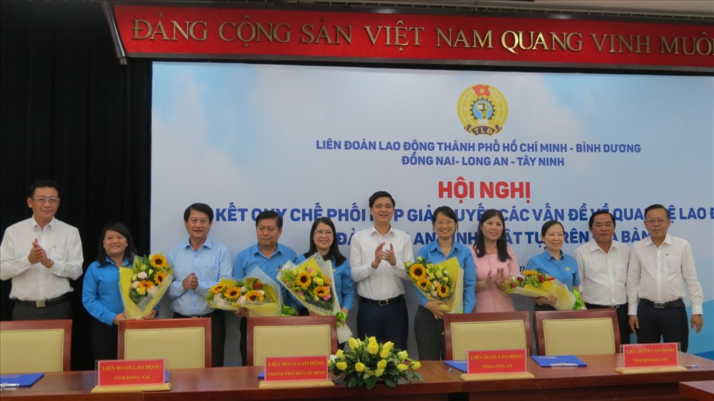 Lãnh đạo Tổng LĐLĐ VN, lãnh đạo Ban Dân vận Thành ủy TPHCM tặng hoa chúc mừng các đơn vị - Ảnh: L.T