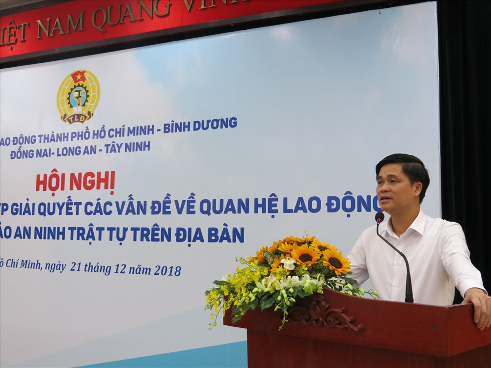 Phó Chủ tịch Tổng LĐLĐ VN Ngọ Duy Hiểu phát biểu tại hội nghị - Ảnh: L.T