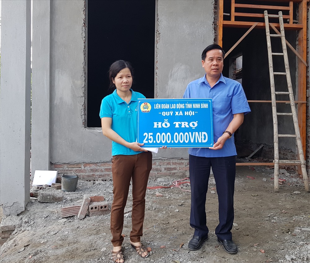 Đại diện lãnh đạo LĐLĐ tỉnh Ninh Bình trao tiền hỗ trợ cho gia đình chị Đoàn Thị Hằng. Ảnh: NT