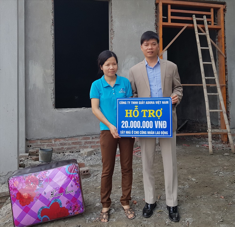 Đại diện Cty TNHH giầy ADORA Việt Nam trao tiền hỗ trợ cho gia đình chị  