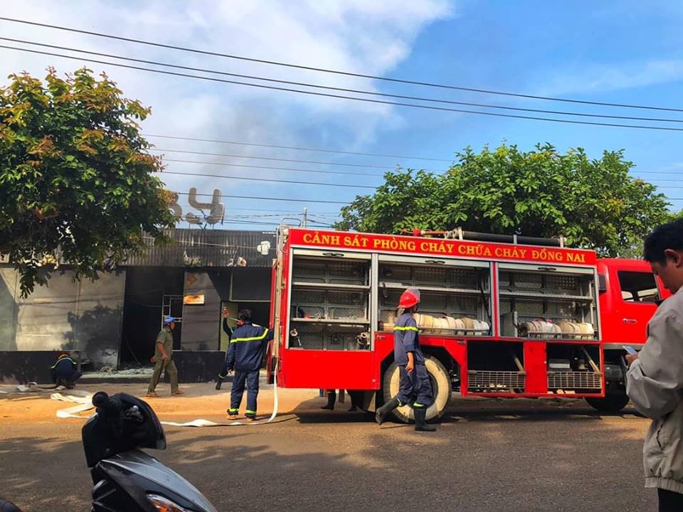 Lực lượng chức năng tiến hành chữa cháy