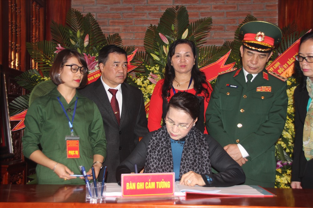 Đồng chí Chủ tịch Quốc hội Nguyễn Thị Kim Ngân ghi lưu bút tại Chương trình. Ảnh: H.A