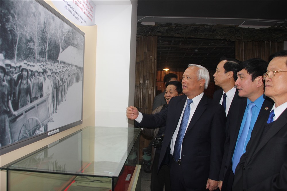 Các đồng chí lãnh đạo Đảng, Nhà nước, Quốc hội, bộ, ban, ngành TƯ và địa phương thăm quan khu lưu niệm. Ảnh: H.A