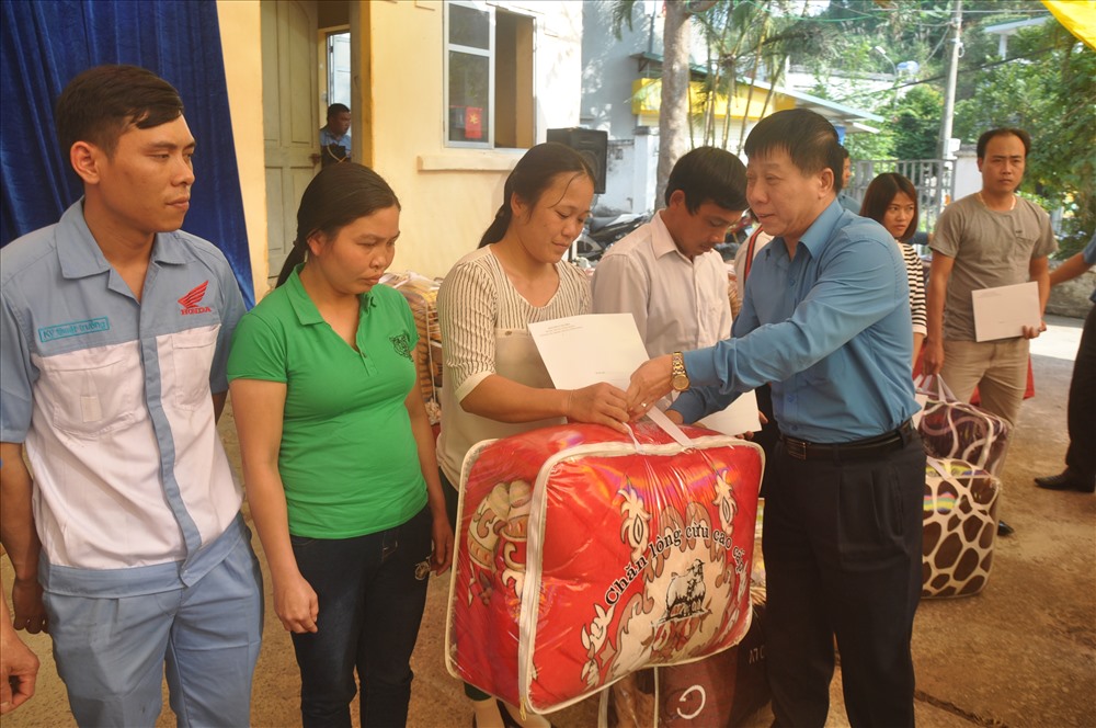 Đồng chí Tạ Văn Đồng, Ủy viên Đoàn Chủ tịch, Chủ nhiệm UBKT (Tổng LĐLĐVN) trao quà cho CNLĐ có hoàn cảnh khó khăn. Ảnh: Quế Chi