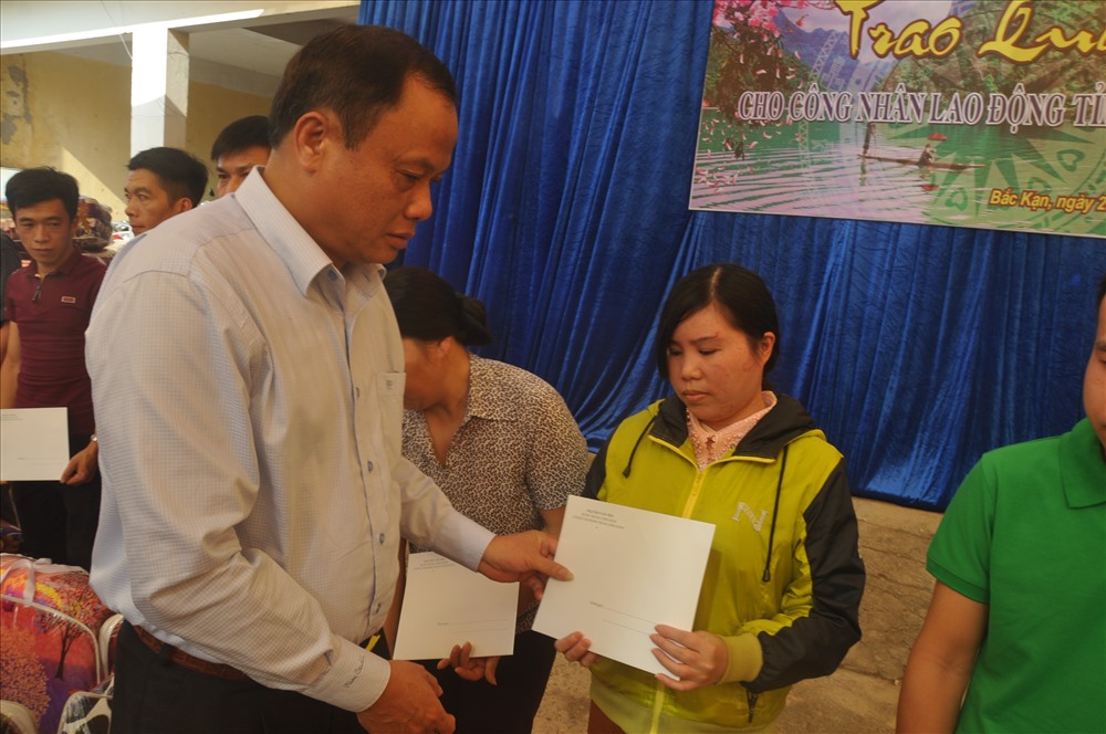 Đồng chí Nguyễn Văn Du, Ủy viên BCH Trung ương Đảng, Bí thư Tỉnh ủy, Chủ tịch Hội đồng nhân dân tỉnh trao quà cho CNLĐ khó khăn. Ảnh: Quế Chi