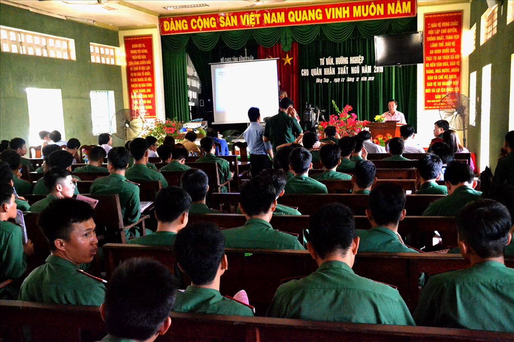 Hội trường 500 người của Trung đoàn bộ binh 320 kín bộ đội chuẩn bị xuất ngũ đến dự khán. Ảnh: Lục Tùng