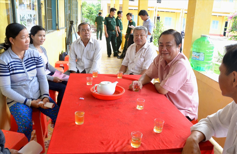 Ông Lê Minh Hoan còn tận dụng thời gian giải lao để “trà nước” với phụ huynh, nhằm tạo chỗ dựa vững chắc cho bộ đội mạnh dạn tham gia XKLĐ. Ảnh: Lục Tùng