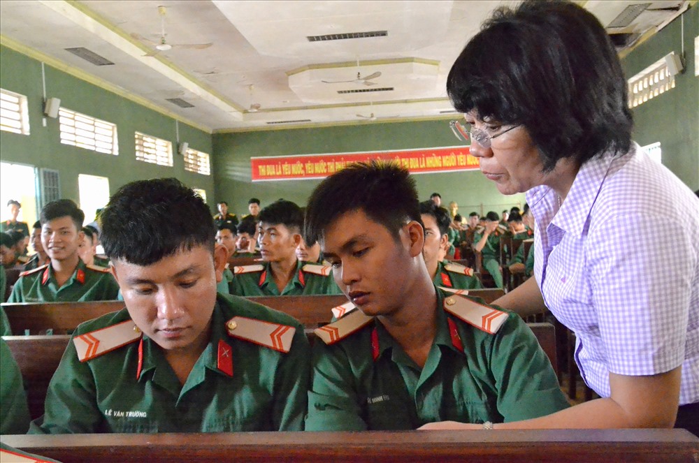 Thậm chí đích thân Giám đốc Trung tâm Dịch vụ việc làm Đồng Tháp Nguyễn Thị Minh Tuyết đến tận bàn từng chiến sĩ để giải đáp các thắc mắc. Ảnh: Lục Tùng