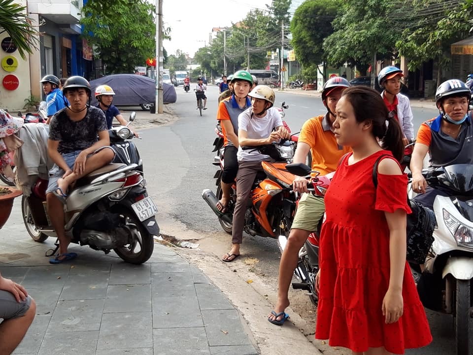 Công nhân kéo đến vây trước khu chung cư yêu cầu người đàn ông nước ngoài giải thích và thanh toán tiền công.