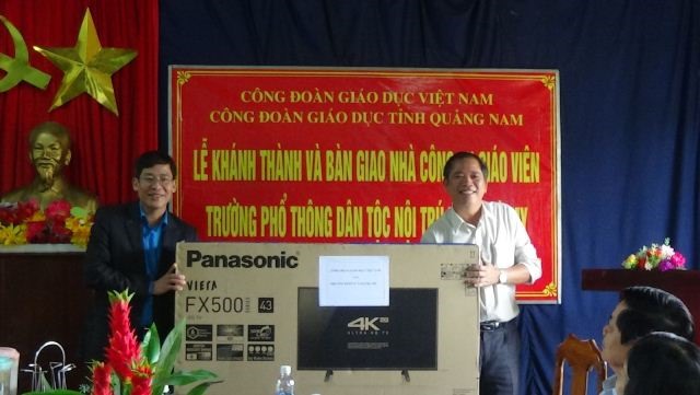 Chủ tịch CĐ Giáo dục VN Vũ Minh Đức trao tặng tivi cho giáo viên Trường Phổ thông Dân tộc Nội trú Nam Trà My. Ảnh: Nguồn CĐ Giáo dục Quảng Nam