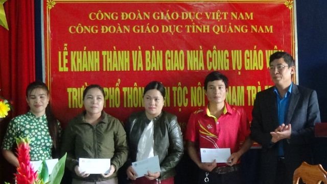 Chủ tịch CĐ Giáo dục VN Vũ Minh Đức trao hỗ trợ cho nhà giáo, người lao động có hoàn cảnh đặc biệt khó khăn. Ảnh: Nguồn CĐ Giáo dục Quảng Nam