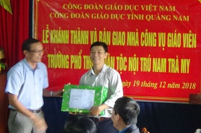 Phó Chủ tịch LĐLĐ tỉnh Quảng Nam Lưu Văn Thương tặng quà cho CĐ Trường Phổ thông Dân tộc Nội trú Nam Trà My. Ảnh: Nguồn CĐ Giáo dục Quảng Nam