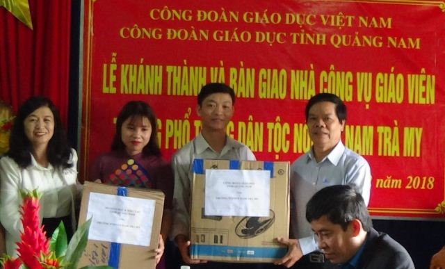 Chủ tịch CĐ Giáo dục Quảng Nam Nguyễn Thị Kim Loan và Phó Giám đốc Sở GDĐT tỉnh Quảng Nam Lê Văn Chính tặng quà cho CĐ Trường Phổ thông Dân tộc Nội trú Nam Trà My. Ảnh: Nguồn CĐ Giáo dục Quảng Nam