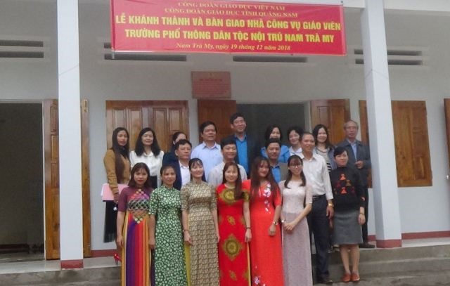 Các đại biểu chụp hình lưu niệm với cán bộ, nhà giáo, đoàn viên CĐ Trường Phổ thông Dân tộc Nội trú Nam Trà My. Ảnh: Nguồn CĐ Giáo dục Quảng Nam