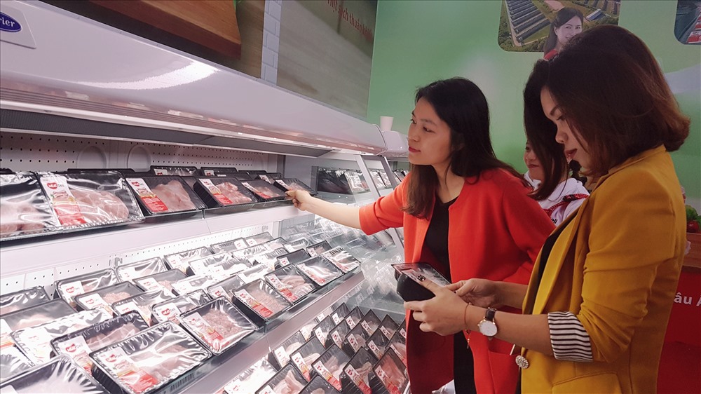 Khách tham quan gian hàng thịt mát tại lễ khánh thành Tổ hợp chế biến thịt MSN MEAT Hà Nam. Ảnh: Kh.V
