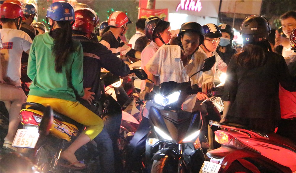 Người đàn ông len lỏi để qua đường.
