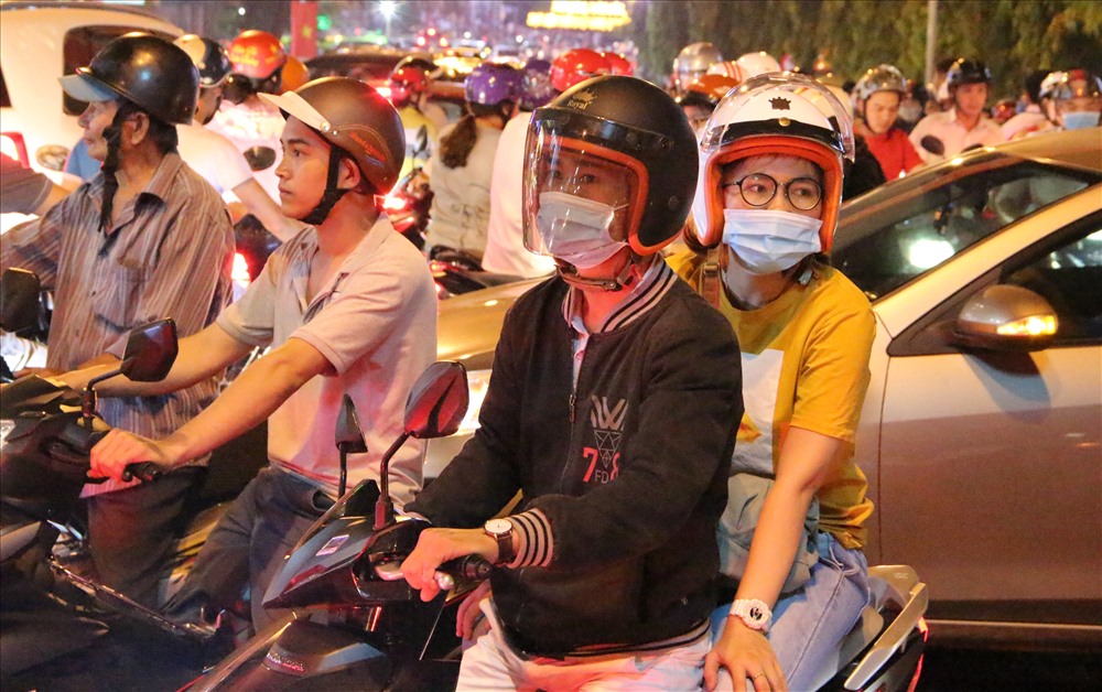 Người dân phải nhích từng chút một.