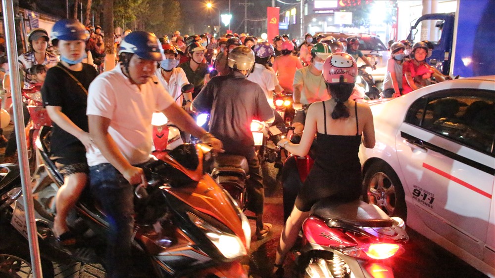 Người đi ngược, người đi xuôi, càng làm tình trạng ùn ứ nghiêm trọng.