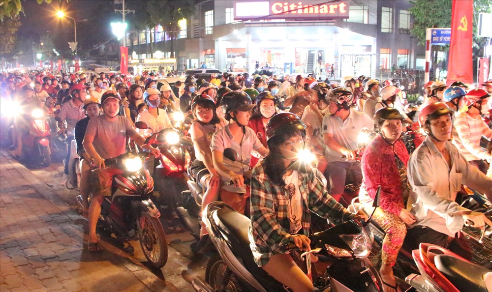 Dòng người trên đường Yesin đổ về khu vực trung tâm ngã sáu Bình Dương.
