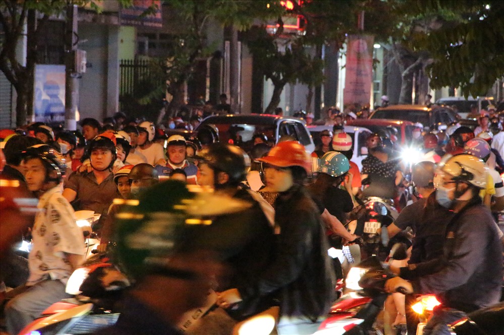 Đến 20h30 cùng ngày dòng người đổ về khu vực trung tâm càng đông.