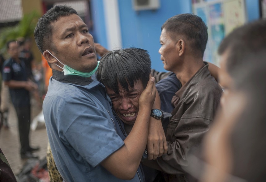 Nỗi đau tột cùng của những người có người thân thiệt mạng sau trận sóng thần núi lửa kinh hoàng