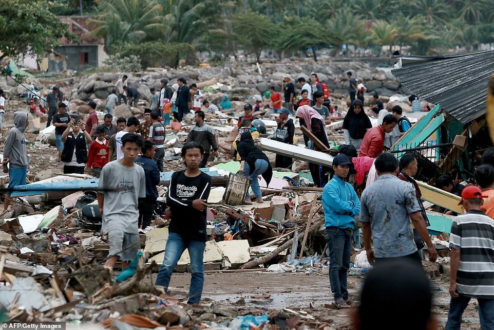 Trận sóng bất ngờ đổ ập vào Indonesia do ảnh hưởng của núi lửa Krakatoa phun trào khi người dân không hề được cảnh báo trước đó, đã khiến cho ít nhất 222 người đã thiệt mạng và 843 người bị thương.