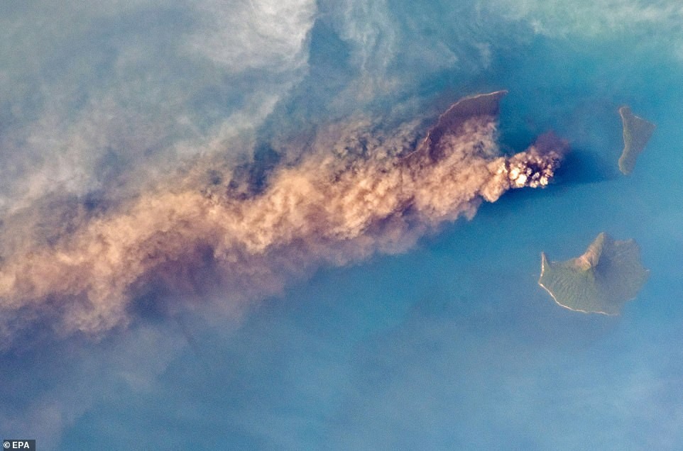 Anak Krakatoa, ngọn núi lửa gây ra thảm họa sóng thần ở Indonesia hôm 22.12 nổi lên từ mặt biển cách đây 90 năm và luôn trong nằm danh sách đề phòng phun trào dữ dội suốt thập kỷ qua,