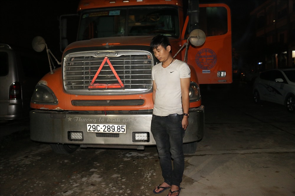 Xe container vận chuyển 41.000 gói thuốc lá nhập lậu. Ảnh: Thành Nam.