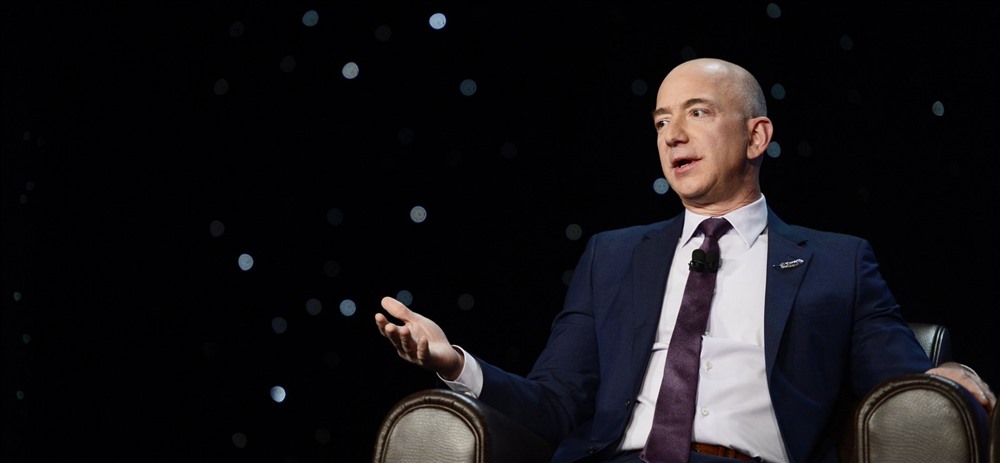 Người có tài sản tăng nhiều nhất trong năm 2018 là Jeff Bezos. Dù có thời điểm tài sản ròng lao dốc nhưng theo thống kê của Forbes, Bezos đã kiếm thêm 27,9 tỉ USD trong năm 2018, và hiện có 126,2 tỉ USD.