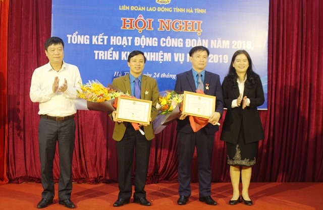 Ông Nguyễn Văn Danh  Chủ tịch LĐLĐ tỉnh và ông Ngô Đình Vân - PCT LĐLĐ tỉnh Hà Tĩnh nhận kỉ niệm chương vì sự nghiệp CĐ của Tổng LĐLĐVN