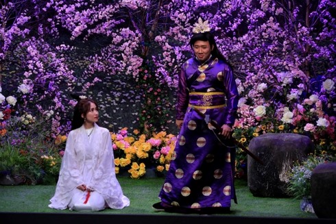 Hòa Minzy khiến Trấn Thành không thể kiềm được cảm xúc của mình.